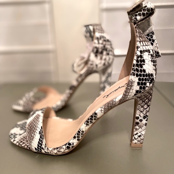 Qupid Snake skin print heel ankle strap buckle side closure shoes NWOB - Picture 2 of 10